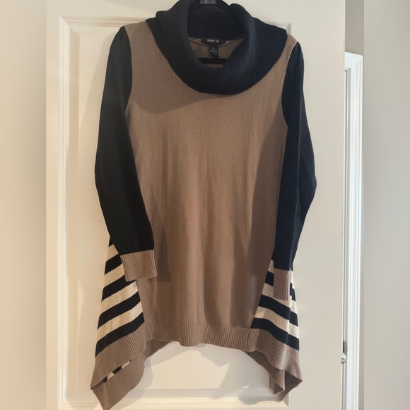 Style & Co. Women’s Colorblocked Handkerchief Hem Pullover Sweater Size Medium - Picture 3 of 6